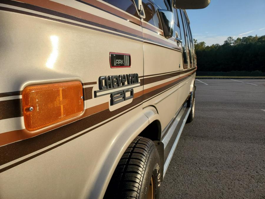 Детали экстерьера Chevrolet G20 Conversion Van  (CG21305) 1988 года  (фото 108 из 257)